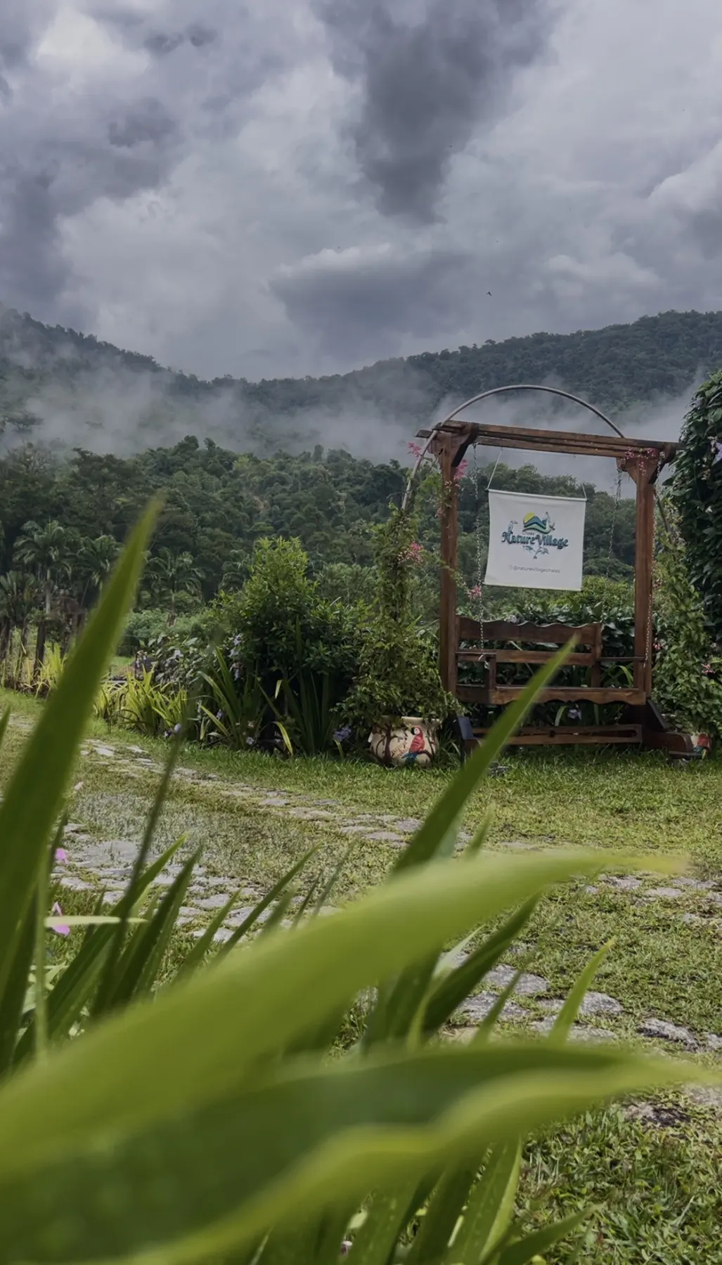 Ambiente da pousada cercado por natureza
